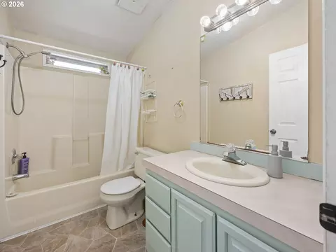 Bath - 53295 E Marmot Rd, Sandy, OR 97055 photo 2 of 2