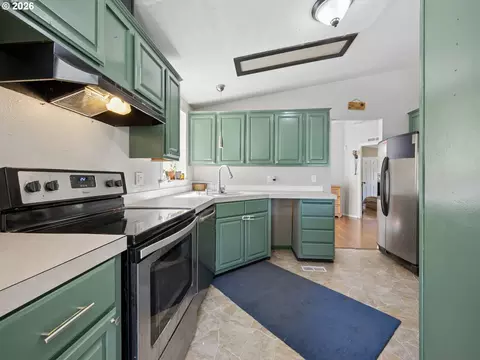 Kitchen - 53295 E Marmot Rd, Sandy, OR 97055 photo 2 of 4