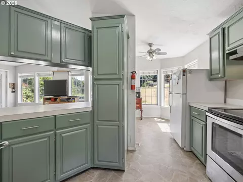 Kitchen - 53295 E Marmot Rd, Sandy, OR 97055 photo 4 of 4