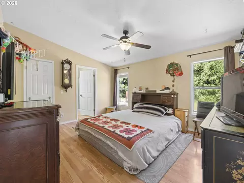 Bedroom - 53295 E Marmot Rd, Sandy, OR 97055 photo 1 of 2