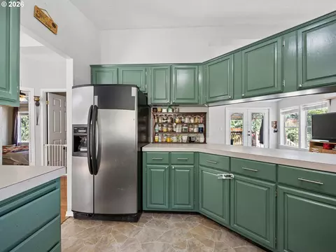 Kitchen - 53295 E Marmot Rd, Sandy, OR 97055 photo 3 of 4