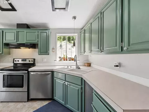 Kitchen - 53295 E Marmot Rd, Sandy, OR 97055 photo 1 of 4