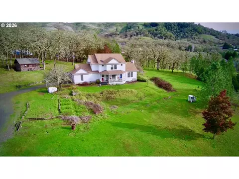 1495 Echo Dr, Roseburg, OR 97470