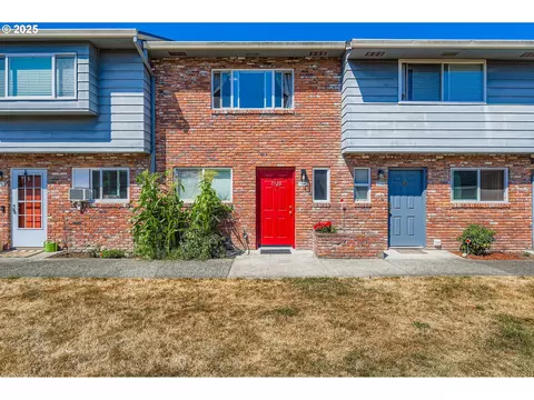 1720 NE Hogan Dr #104, Gresham, OR 97030
