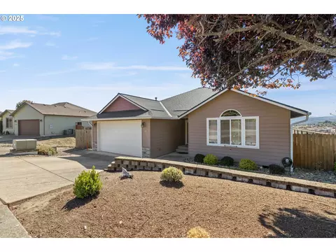 1884 NE Sunset Loop Dr, Roseburg, OR 97470