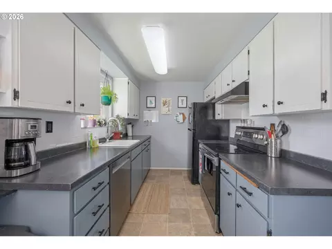 Kitchen - 230 River Loop 2, Eugene, OR 97404 photo 1 of 4
