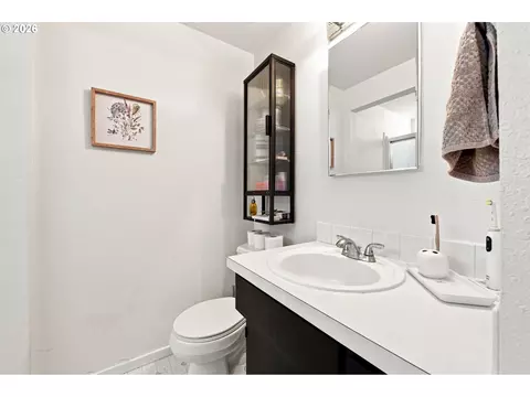 Bath - 3740 Peppertree Dr, Eugene, OR 97402 photo 3 of 5