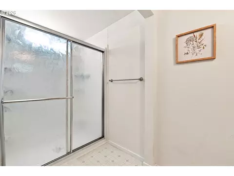 Bath - 3740 Peppertree Dr, Eugene, OR 97402 photo 4 of 5
