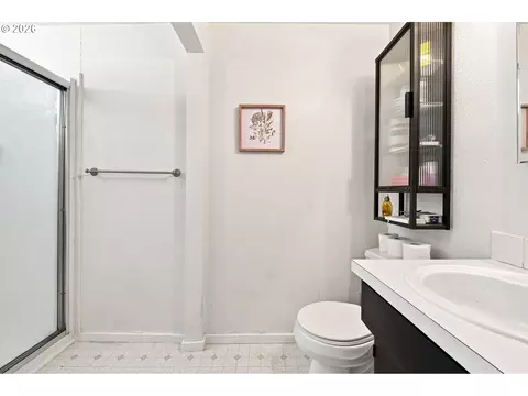 Bath - 3740 Peppertree Dr, Eugene, OR 97402 photo 2 of 5