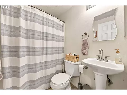 Bath - 3740 Peppertree Dr, Eugene, OR 97402 photo 1 of 5
