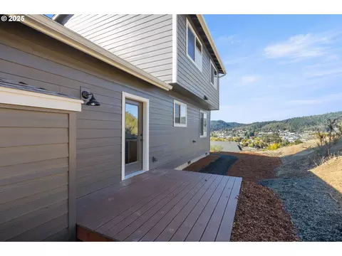 Exterior - 664 Brooks Loop, Sutherlin, OR 97479 photo 3 of 5