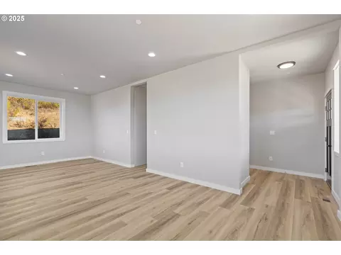 Living - 664 Brooks Loop, Sutherlin, OR 97479 photo 4 of 10