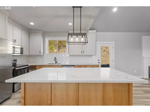 Kitchen - 664 Brooks Loop, Sutherlin, OR 97479 photo 3 of 3