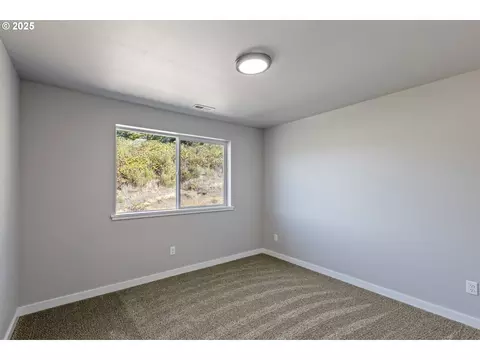 Bedroom - 664 Brooks Loop, Sutherlin, OR 97479 photo 4 of 6