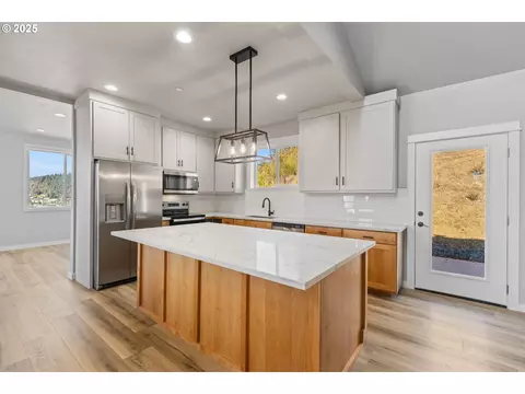 Kitchen - 664 Brooks Loop, Sutherlin, OR 97479 photo 2 of 3