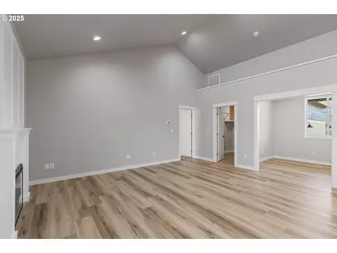 Living - 664 Brooks Loop, Sutherlin, OR 97479 photo 9 of 10