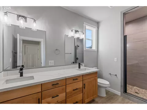 Bath - 664 Brooks Loop, Sutherlin, OR 97479 photo 1 of 6
