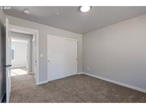 Bedroom - 664 Brooks Loop, Sutherlin, OR 97479 photo 5 of 6