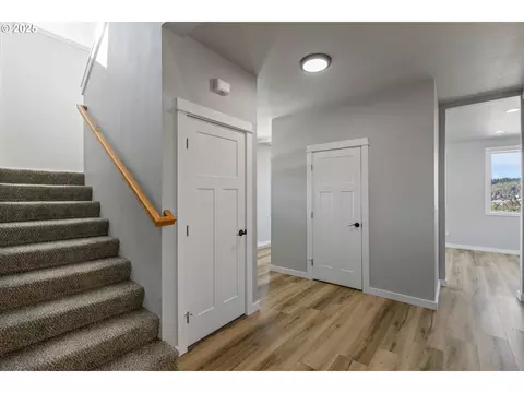 Entry Way - 664 Brooks Loop, Sutherlin, OR 97479 photo 2 of 2