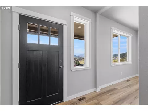 Entry Way - 664 Brooks Loop, Sutherlin, OR 97479 photo 1 of 2