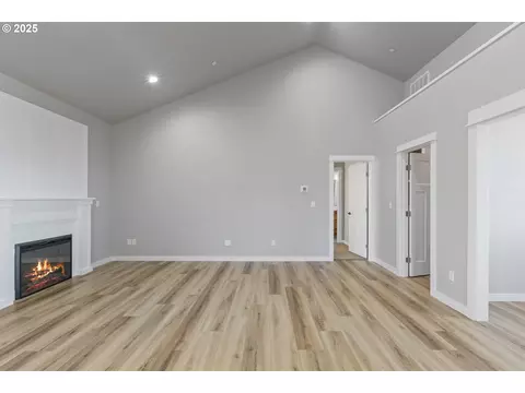 Living - 664 Brooks Loop, Sutherlin, OR 97479 photo 8 of 10