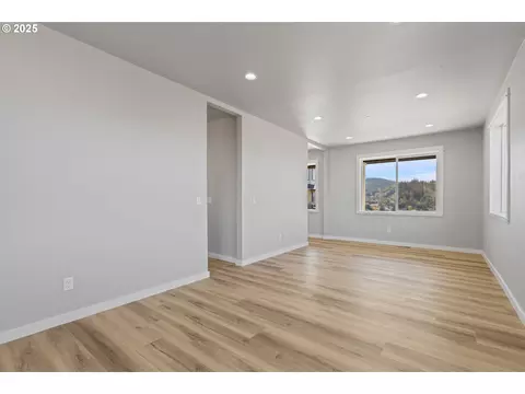 Living - 664 Brooks Loop, Sutherlin, OR 97479 photo 5 of 10