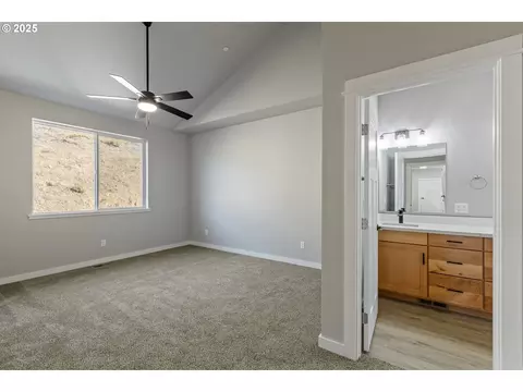 Bedroom - 664 Brooks Loop, Sutherlin, OR 97479 photo 2 of 6