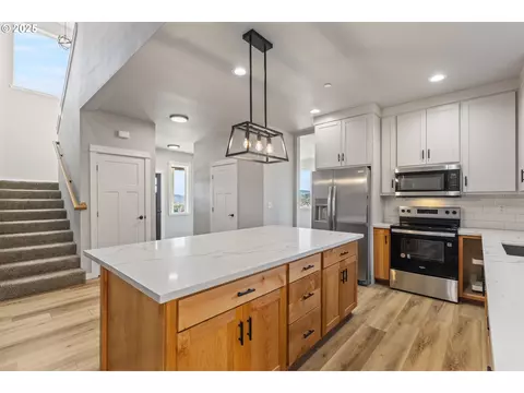 Kitchen - 664 Brooks Loop, Sutherlin, OR 97479 photo 1 of 3