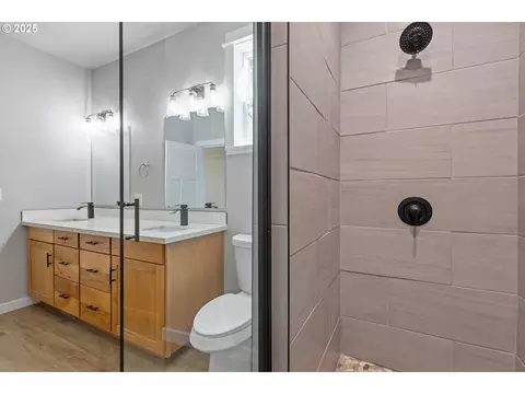 Bath - 664 Brooks Loop, Sutherlin, OR 97479 photo 3 of 6