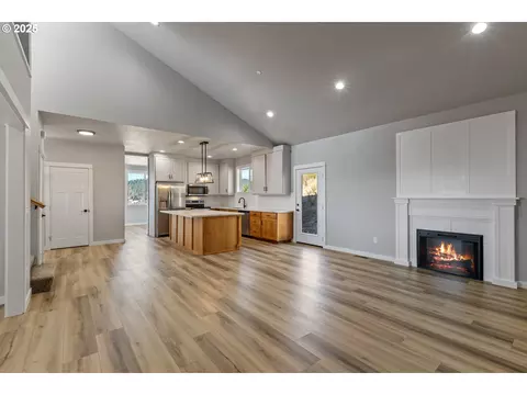 Living - 664 Brooks Loop, Sutherlin, OR 97479 photo 7 of 10
