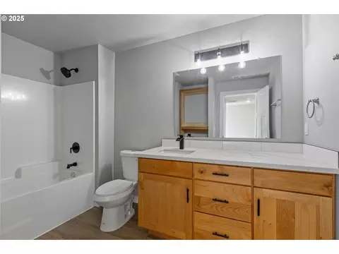 Bath - 664 Brooks Loop, Sutherlin, OR 97479 photo 4 of 6