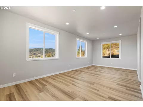 Living - 664 Brooks Loop, Sutherlin, OR 97479 photo 2 of 10