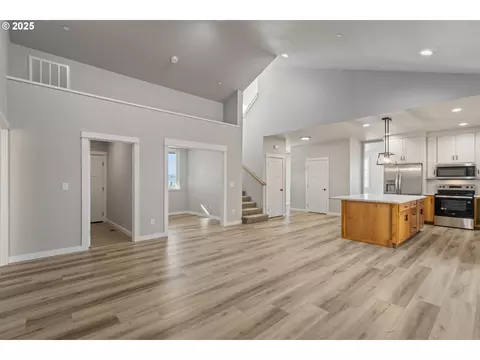 Living - 664 Brooks Loop, Sutherlin, OR 97479 photo 10 of 10