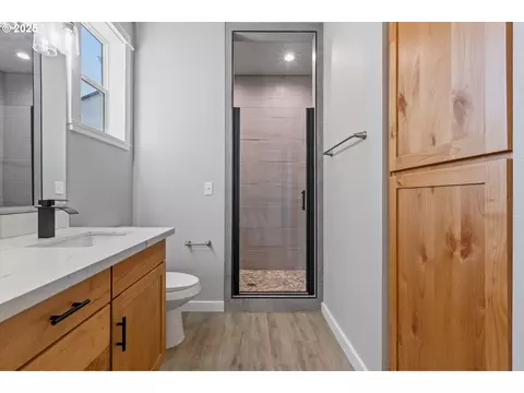 Bath - 664 Brooks Loop, Sutherlin, OR 97479 photo 2 of 6