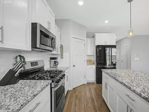 Kitchen - 37425 Coho St, Sandy, OR 97055 photo 2 of 5