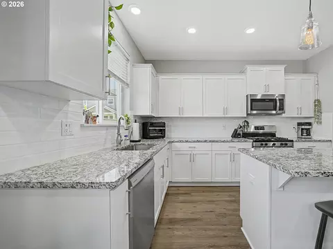 Kitchen - 37425 Coho St, Sandy, OR 97055 photo 3 of 5