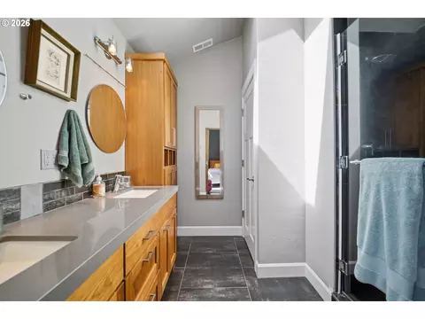 Bath - 2340 Willamette St, Eugene, OR 97405 photo 3 of 5