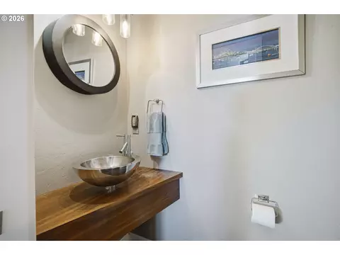 Bath - 2340 Willamette St, Eugene, OR 97405 photo 2 of 5