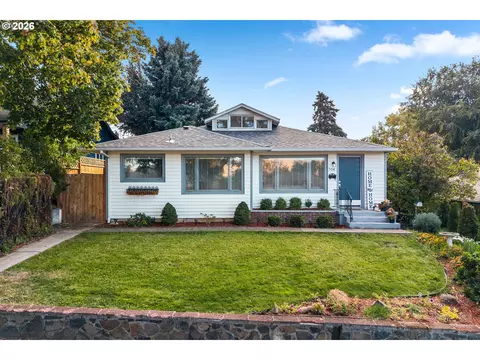 708 W 15th St, The Dalles, OR 97058