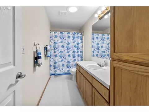 Bath - 4816 NE 324th Ave, Camas, WA 98607 photo 2 of 5