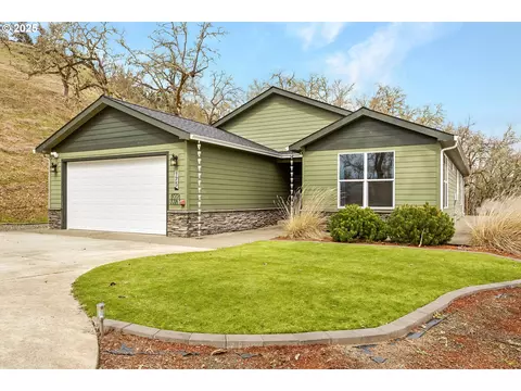 175 Platinum Dr, Roseburg, OR 97471