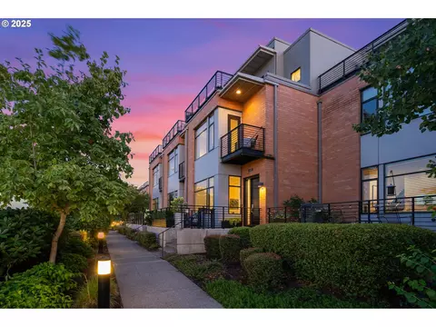 1682 NW Riverscape St, Portland, OR 97209