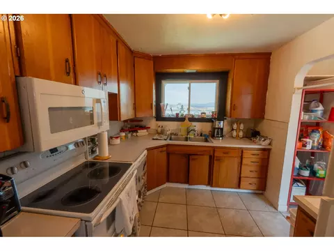 Kitchen - 417 W E St, Rainier, OR 97048 photo 1 of 1