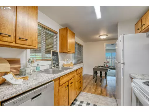 Kitchen - 70981 SW Douglas Dr, Pendleton, OR 97801 photo 2 of 2