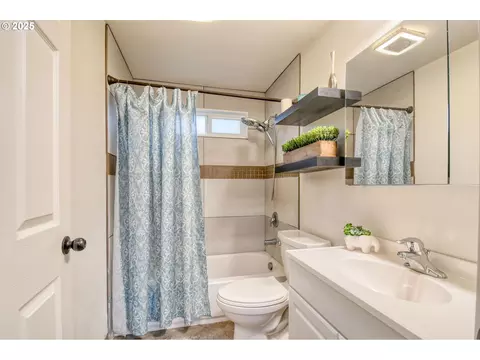 Bath - 70981 SW Douglas Dr, Pendleton, OR 97801 photo 1 of 2