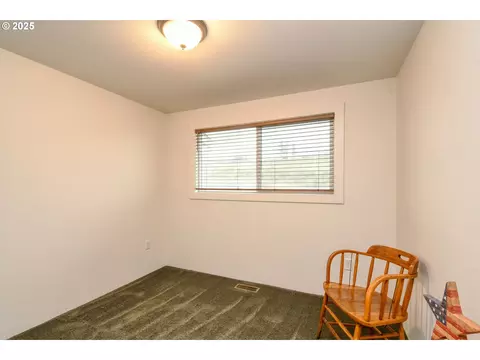 Bedroom - 70981 SW Douglas Dr, Pendleton, OR 97801 photo 3 of 6