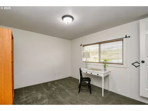 Bedroom - 70981 SW Douglas Dr, Pendleton, OR 97801 photo 6 of 6