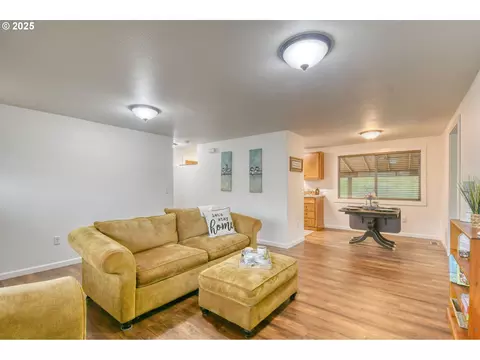 Living - 70981 SW Douglas Dr, Pendleton, OR 97801 photo 4 of 5