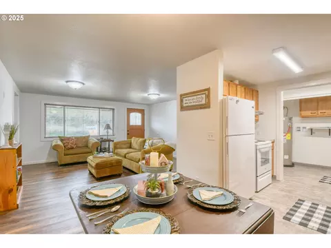 Dining - 70981 SW Douglas Dr, Pendleton, OR 97801 photo 2 of 3
