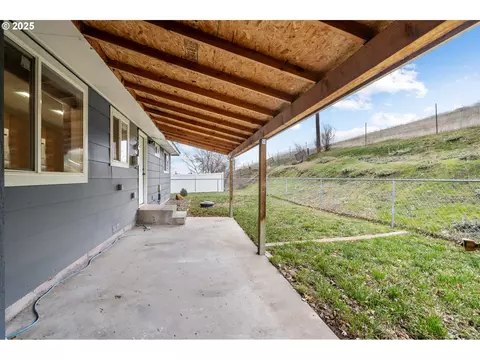 Exterior - 70981 SW Douglas Dr, Pendleton, OR 97801 photo 5 of 7